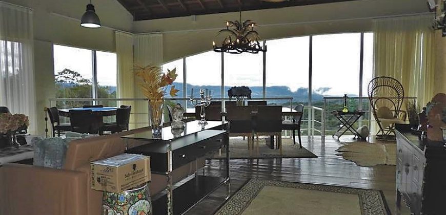 Residência excepcional, situada em um dos melhores condomínios de Rancho Queimado.