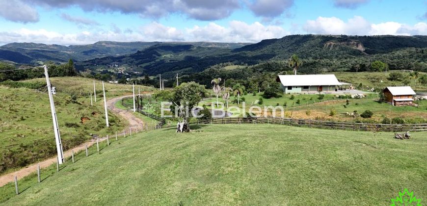 SÍTIO COM 3 HECTARES E 3 CABANAS CONSTRUIDAS