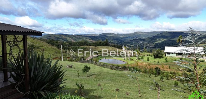 SÍTIO COM 3 HECTARES E 3 CABANAS CONSTRUIDAS