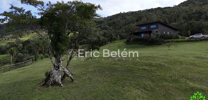 SÍTIO COM 3 HECTARES E 3 CABANAS CONSTRUIDAS