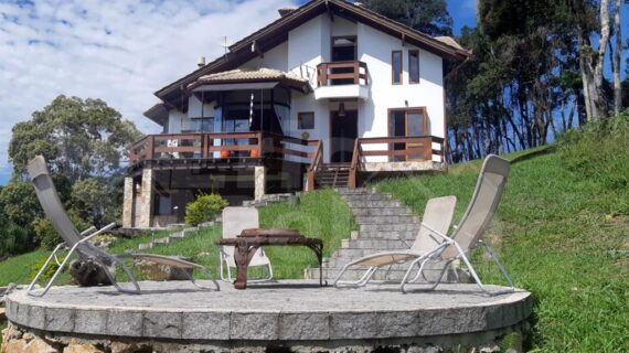 Residência com 4 suítes exclusivas – Condomínio Golf Santa Rita – Rancho Queimado – SC