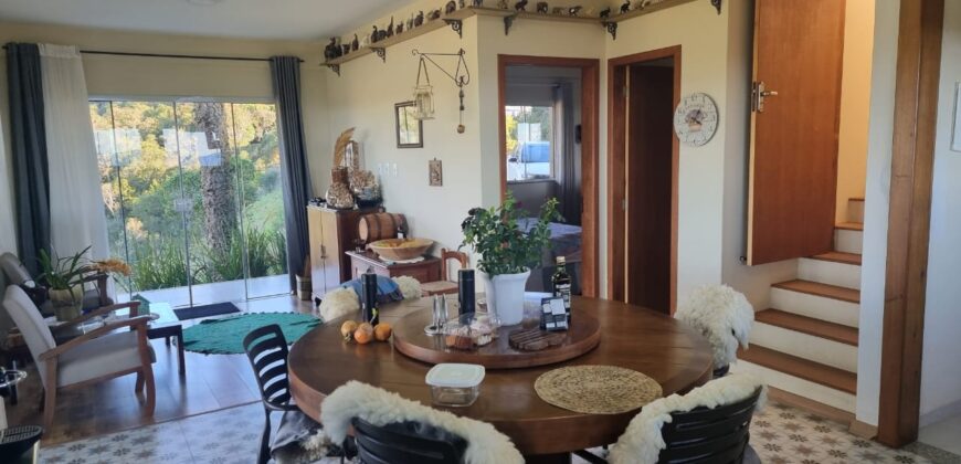 Casa com vista e Araucárias. Perfeita para a família – Condomínio Amigos do Rancho – Rancho Queimado – SC