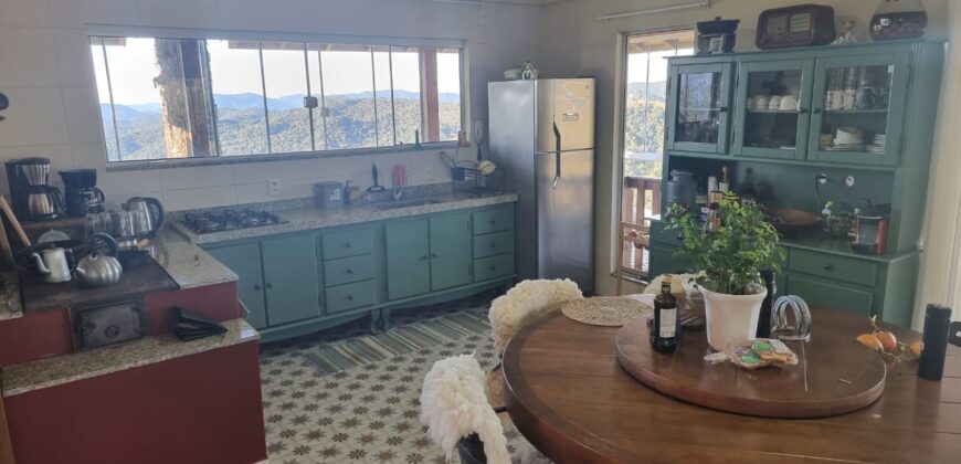 Casa com vista e Araucárias. Perfeita para a família – Condomínio Amigos do Rancho – Rancho Queimado – SC
