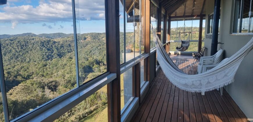 Casa com vista e Araucárias. Perfeita para a família – Condomínio Amigos do Rancho – Rancho Queimado – SC
