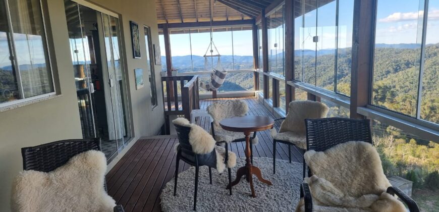 Casa com vista e Araucárias. Perfeita para a família – Condomínio Amigos do Rancho – Rancho Queimado – SC