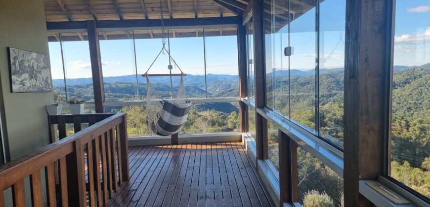 Casa com vista e Araucárias. Perfeita para a família – Condomínio Amigos do Rancho – Rancho Queimado – SC