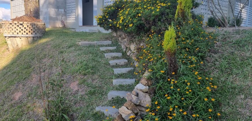 Casa com vista e Araucárias. Perfeita para a família – Condomínio Amigos do Rancho – Rancho Queimado – SC