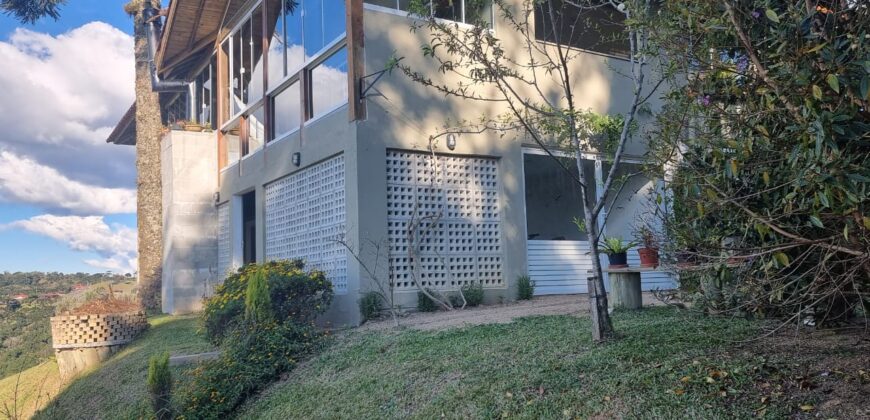 Casa com vista e Araucárias. Perfeita para a família – Condomínio Amigos do Rancho – Rancho Queimado – SC