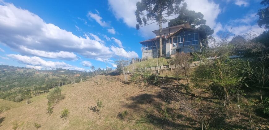 Casa com vista e Araucárias. Perfeita para a família – Condomínio Amigos do Rancho – Rancho Queimado – SC