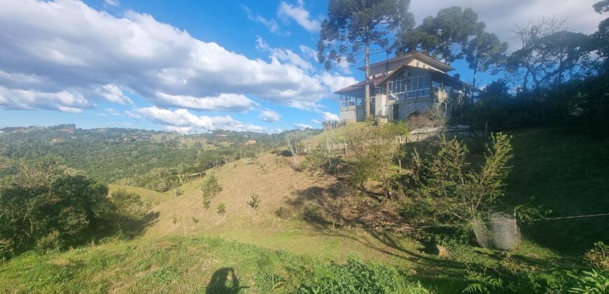 Casa com vista e Araucárias. Perfeita para a família – Condomínio Amigos do Rancho – Rancho Queimado – SC