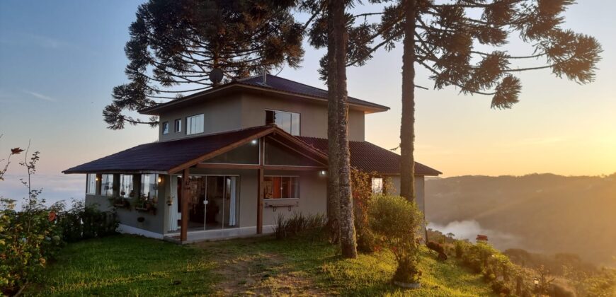 Casa com vista e Araucárias. Perfeita para a família – Condomínio Amigos do Rancho – Rancho Queimado – SC