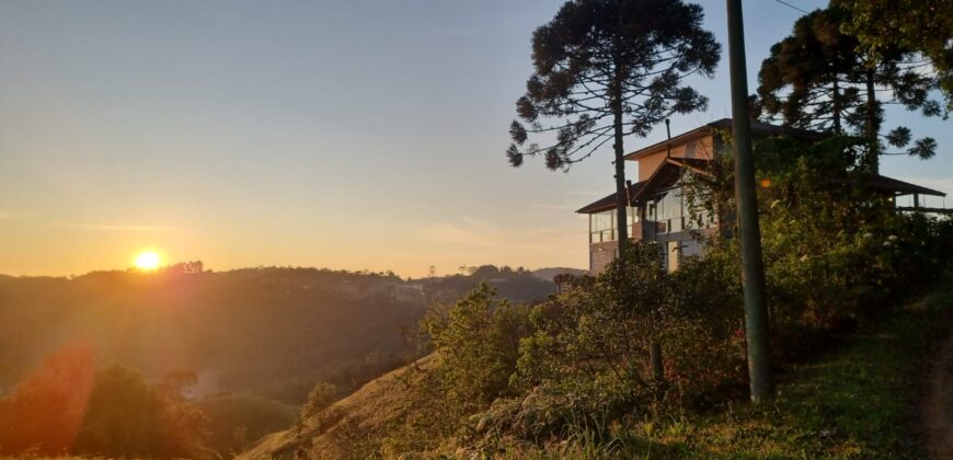 Casa com vista e Araucárias. Perfeita para a família – Condomínio Amigos do Rancho – Rancho Queimado – SC