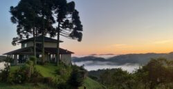 Casa com vista e Araucárias. Perfeita para a família – Condomínio Amigos do Rancho – Rancho Queimado – SC