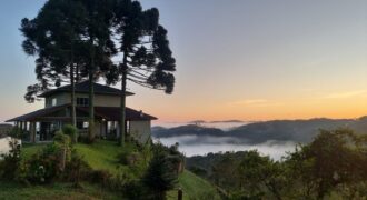 Casa com vista e Araucárias. Perfeita para a família – Condomínio Amigos do Rancho – Rancho Queimado – SC