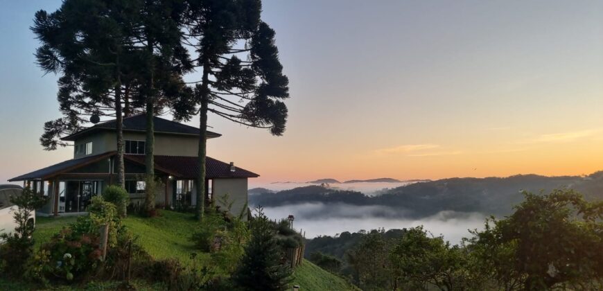 Casa com vista e Araucárias. Perfeita para a família – Condomínio Amigos do Rancho – Rancho Queimado – SC