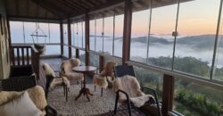 Casa com vista e Araucárias. Perfeita para a família – Condomínio Amigos do Rancho – Rancho Queimado – SC