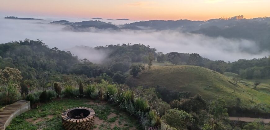 Casa com vista e Araucárias. Perfeita para a família – Condomínio Amigos do Rancho – Rancho Queimado – SC