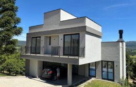 Maravilhosa casa no Condomínio Costa da Serra