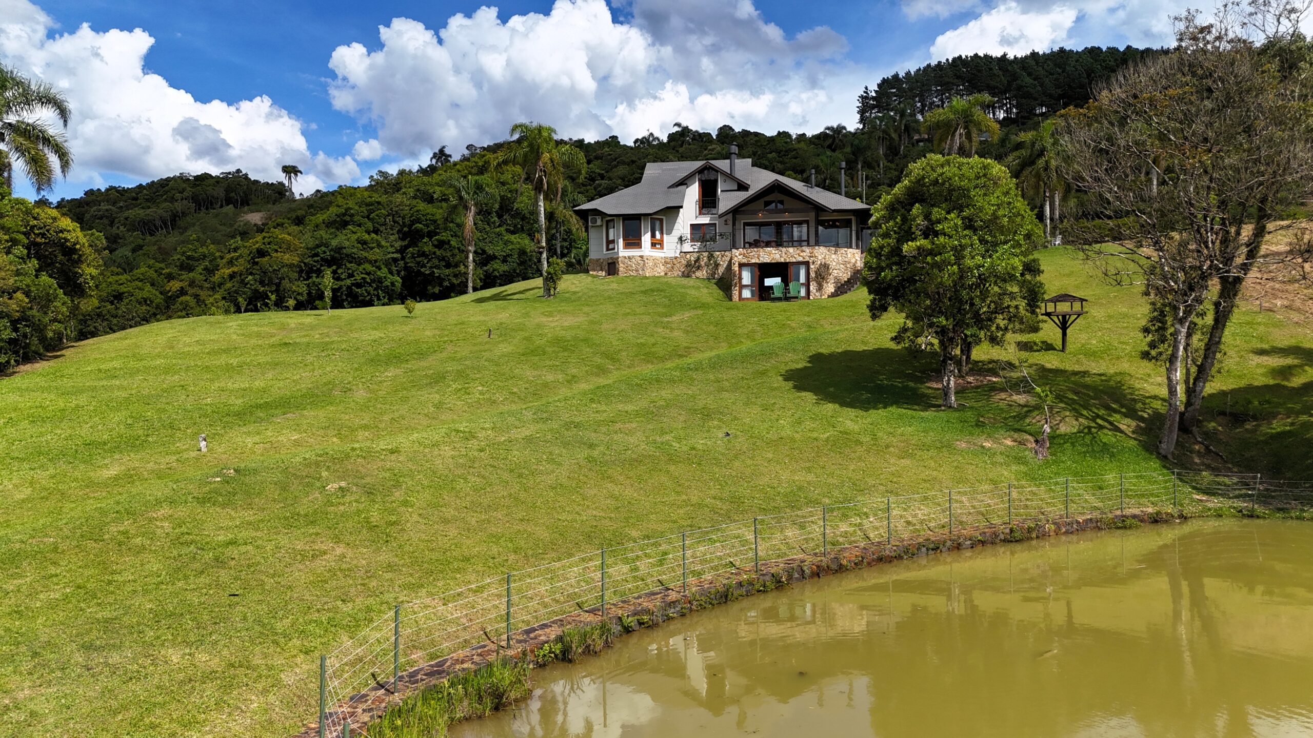Casa preparada para a sua família no Condomínio Amigos do Rancho – L15