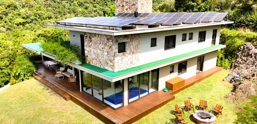 Residência maravilhosa, com vista esplêndida, No condomínio Jardim da Serra – 150