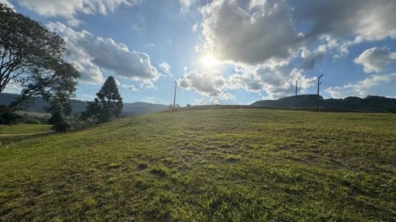 OFERTA – TERRENO DE 1.002m² COM ALVARÁ DE CONSTRUÇÃO APROVADO – CONDOMÍNIO COSTA DA SERRA | VILA DA CACHOEIRA – J 7 – RANCHO QUEIMADO/SC