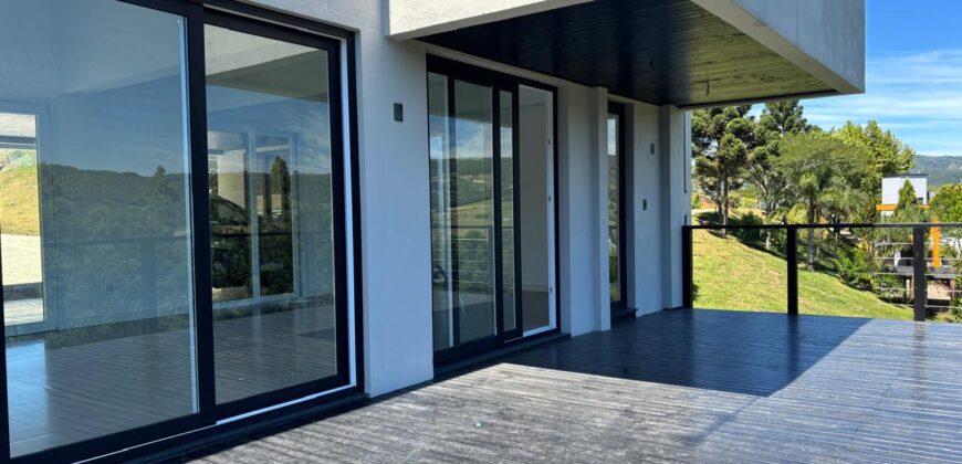 Maravilhosa casa no Condomínio Costa da Serra