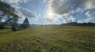 TERRENO DE 1.002m² COM ALVARÁ DE CONSTRUÇÃO APROVADO – CONDOMÍNIO COSTA DA SERRA | VILA DA CACHOEIRA – J 7 – RANCHO QUEIMADO/SC