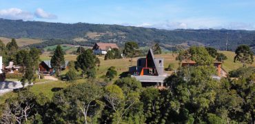 Casa estilo chalé à venda – Condomínio Costa da serra